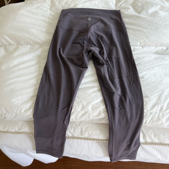 UNIQUE Lululemon Cropped Align Leggings in Graphite Purple - Picture 3 of 9